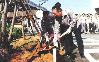 更生計画終結記念植樹（本社）