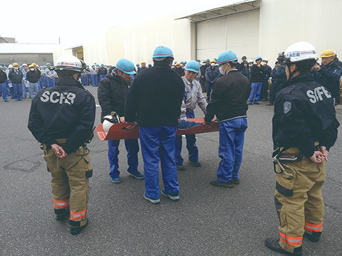 担架を使った搬送訓練