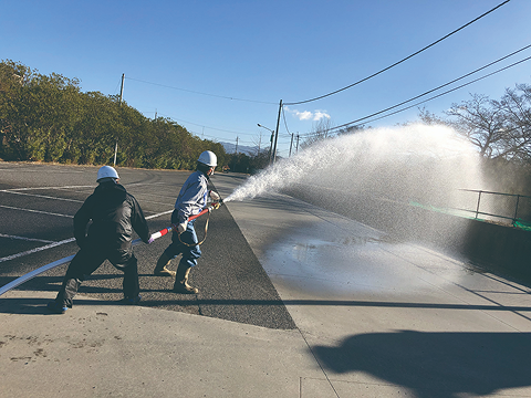 ポンプ車を使った消火・放水訓練