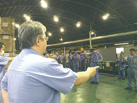 朝礼での安全唱和と指差呼称