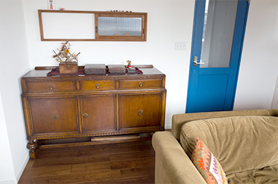 アンティーク家具とソファー、フローリング「銘樹・ロイヤルセレクション」の写真