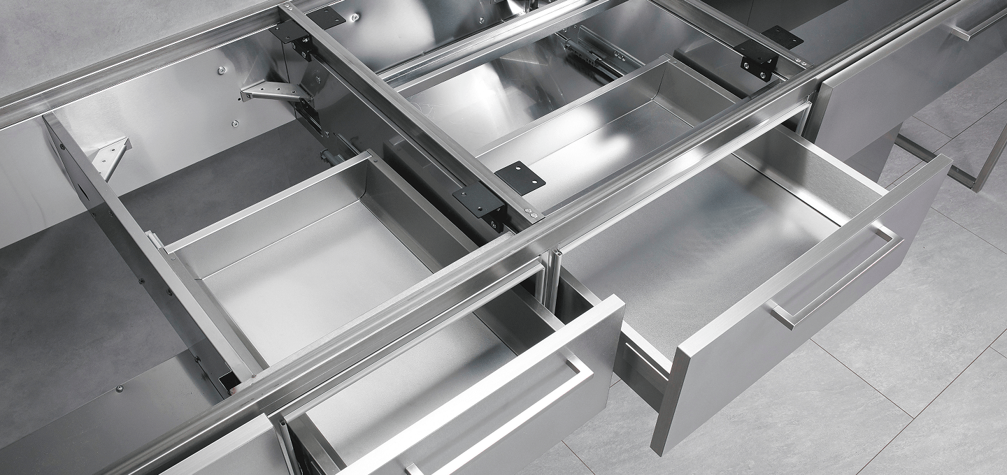 ステンレスキャビネット。清潔で、気にせず使える強さ。