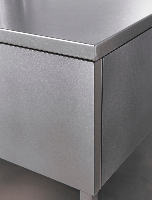 扉とパネル、表情を揃えたステンレス。