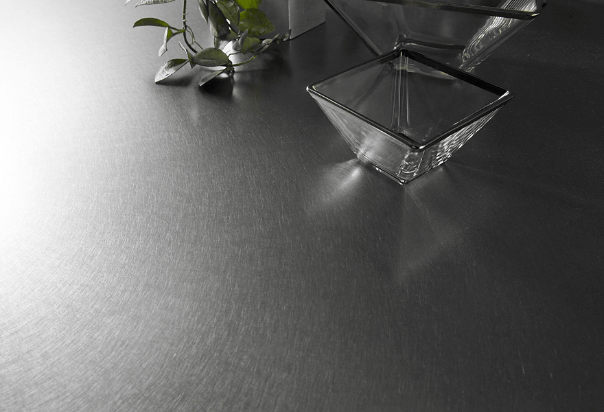 扉とパネル、表情を揃えたステンレス。