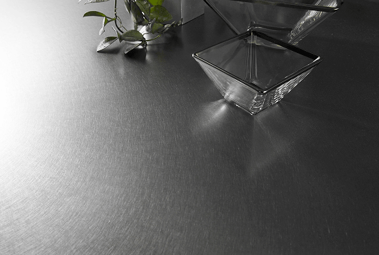 扉とパネル、表情を揃えたステンレス。